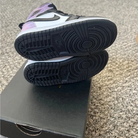 Jordan 1s size 7c girls - Picture 5 of 5